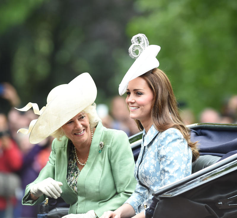Kate Middleton con tiara e abito rosso per il presidente cinese. Foto Kate Middleton con tiara e abito rosso per il presidente cinese. Foto