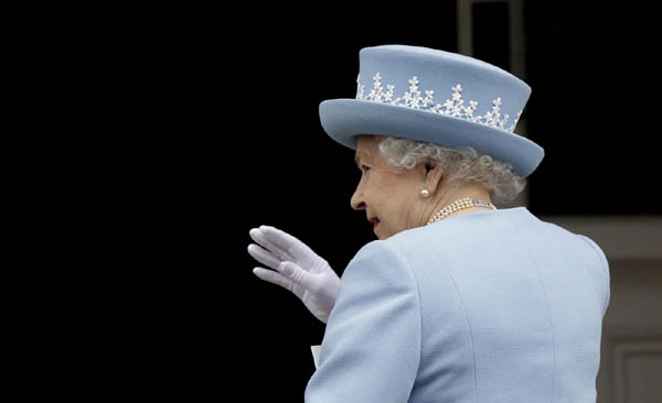 Kate Middleton con tiara e abito rosso per il presidente cinese. Foto Kate Middleton con tiara e abito rosso per il presidente cinese. Foto