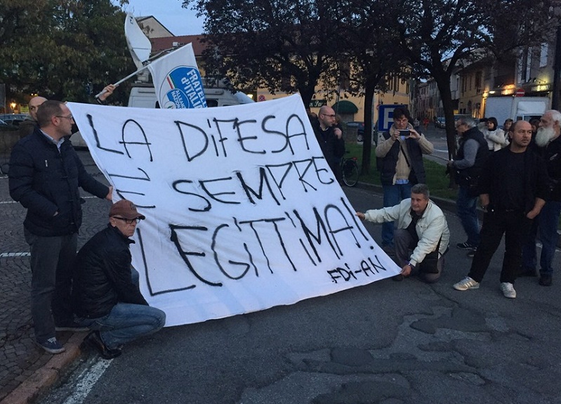 Spara e uccide ladro, i dubbi degli inquirenti. La Lega con lui: “Ha fatto bene” Spara e uccide ladro, i dubbi degli inquirenti. La Lega con lui: “Ha fatto bene”