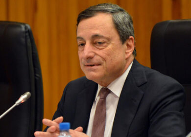Draghi apre su aumento ‘Qe’, spread sotto quota 100