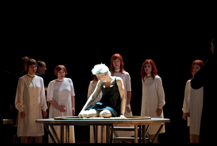 Opera, a Bruxelles “La Vestale” è libera, ma non del tutto Opera, a Bruxelles “La Vestale” è libera, ma non del tutto