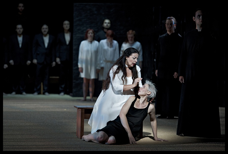 Opera, a Bruxelles “La Vestale” è libera, ma non del tutto Opera, a Bruxelles “La Vestale” è libera, ma non del tutto