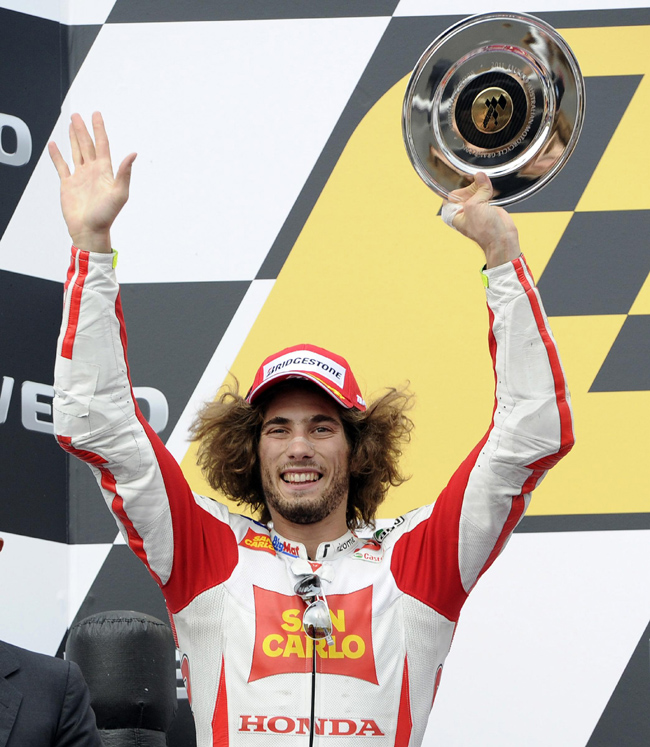 Simoncelli, 4 anni morì. Papà: “Lo vidi passare e 5” dopo era morto” Simoncelli, 4 anni morì. Papà: “Lo vidi passare e 5” dopo era morto”