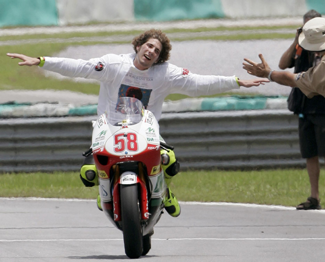 Simoncelli, 4 anni morì. Papà: “Lo vidi passare e 5” dopo era morto” Simoncelli, 4 anni morì. Papà: “Lo vidi passare e 5” dopo era morto”