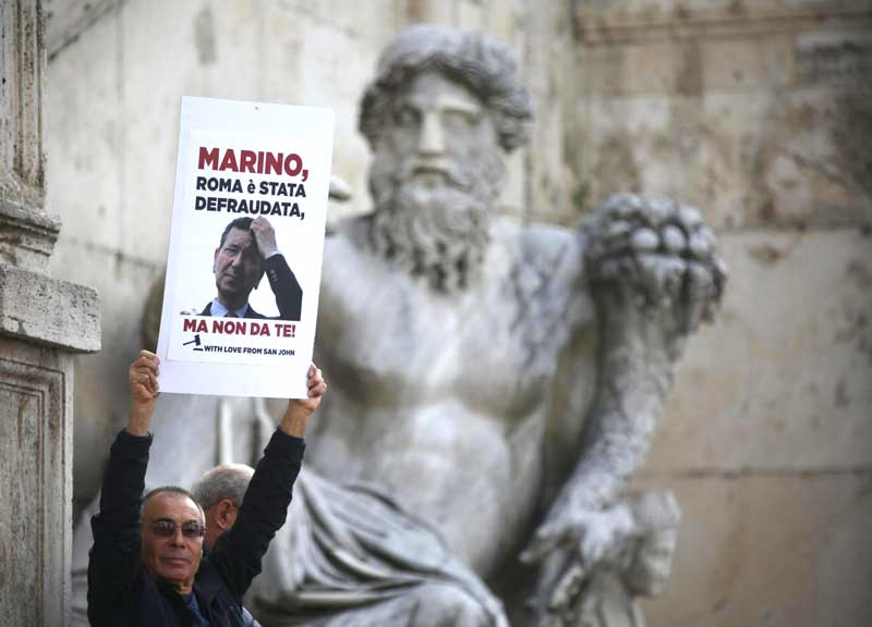 Marino #resiste, il Pd pure. Alemanno-Meloni: destra in pezzi