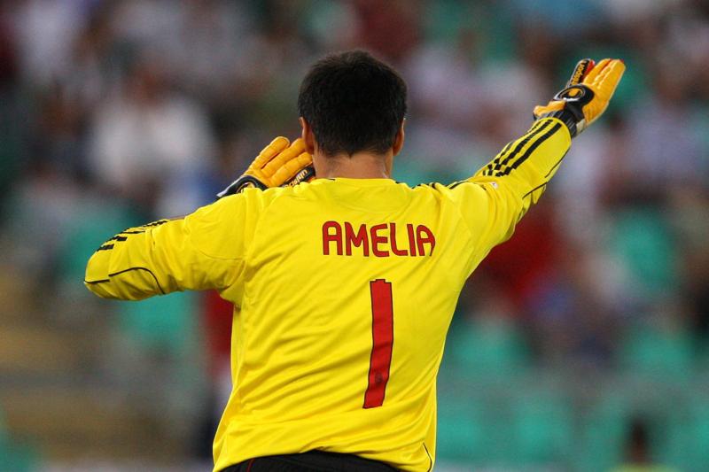 Amelia, il pugno a Bonera e le talpe nello spogliatoio del Milan Amelia, il pugno a Bonera e le talpe nello spogliatoio del Milan