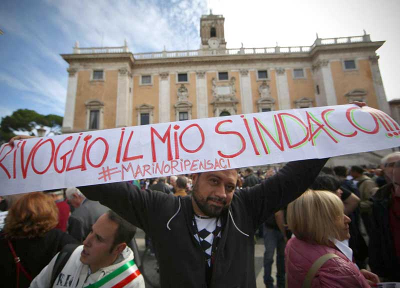 Marino #resiste, il Pd pure. Alemanno-Meloni: destra in pezzi