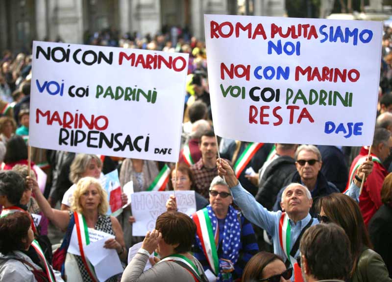 Marino #resiste, il Pd pure. Alemanno-Meloni: destra in pezzi