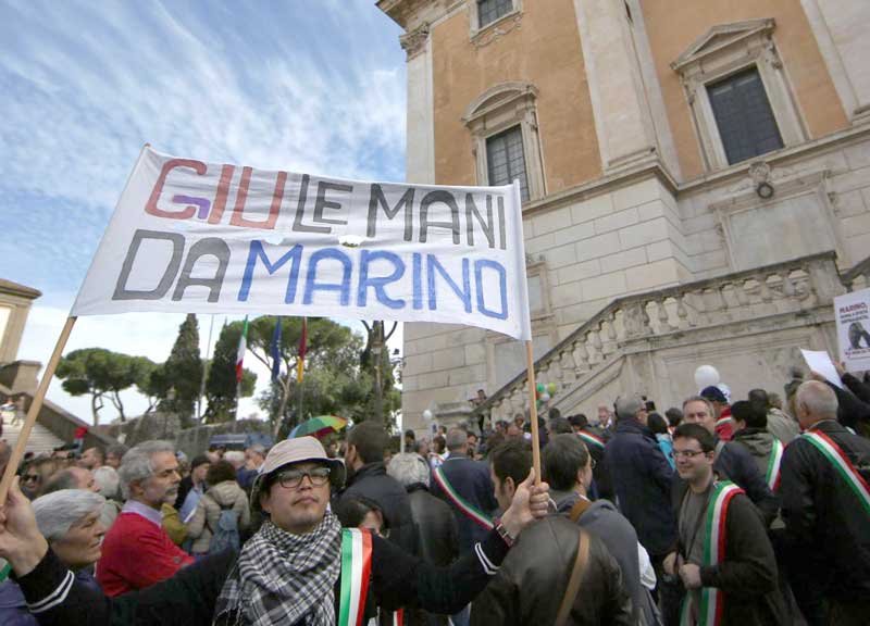 Marino #resiste, il Pd pure. Alemanno-Meloni: destra in pezzi