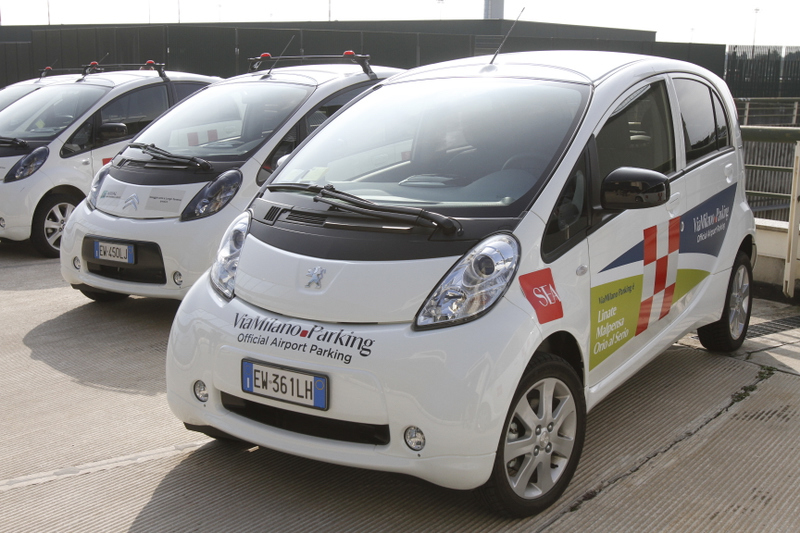 Le elettriche di PSA (Peugeot Citroen) invadono l’aeroporto di Malpensa Le elettriche di PSA (Peugeot Citroen) invadono l’aeroporto di Malpensa