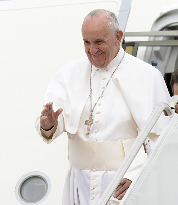 Nella città dei rom in campo Papa Francesco. “Andate a scuola, non parlino male di voi” Nella città dei rom in campo Papa Francesco. “Andate a scuola, non parlino male di voi”