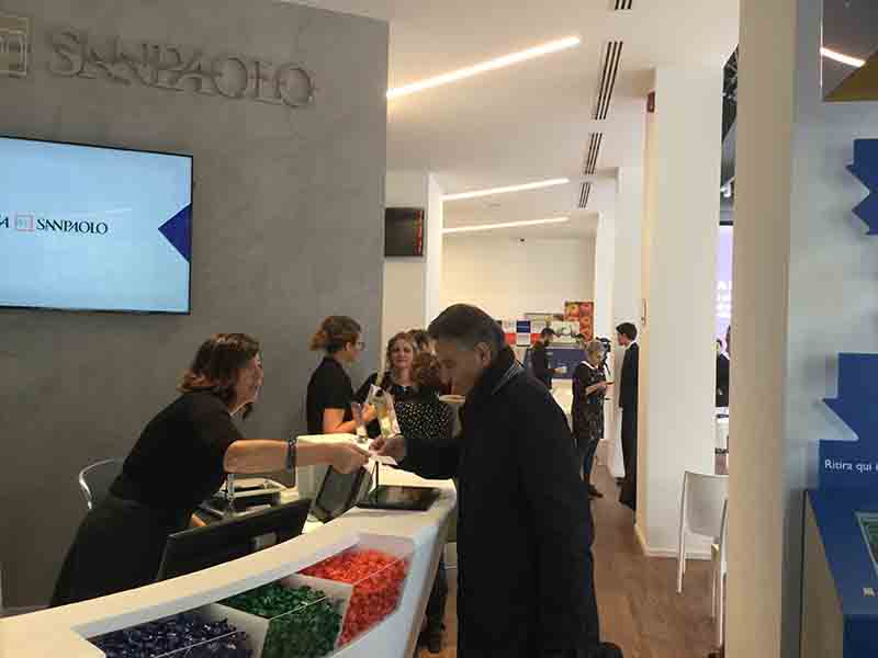 Intesa presenta le nuove filiali.Piazze dell’economia reale Intesa presenta le nuove filiali.Piazze dell’economia reale