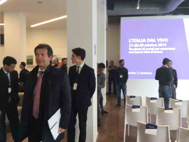 Intesa presenta le nuove filiali.Piazze dell’economia reale Intesa presenta le nuove filiali.Piazze dell’economia reale