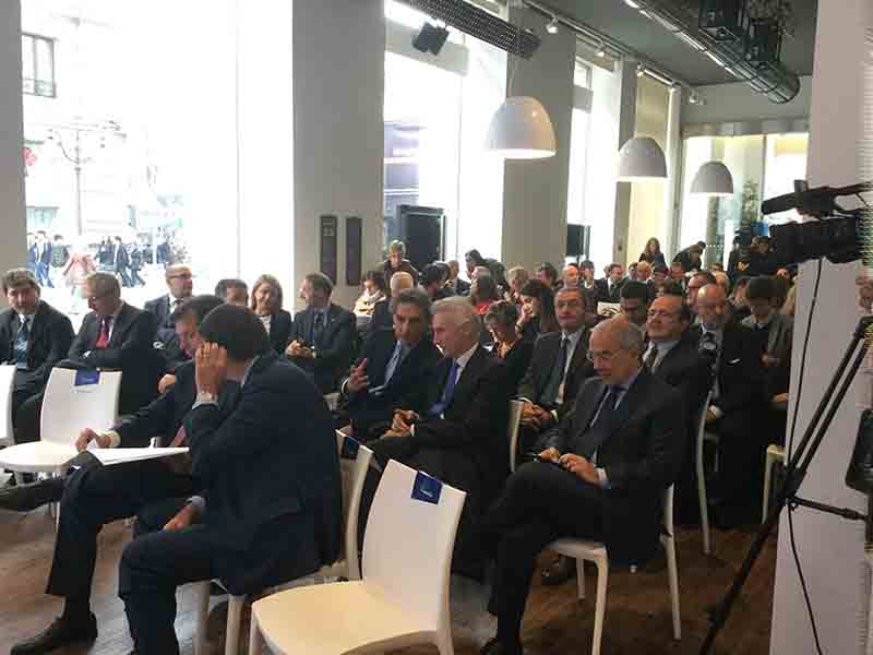 Intesa presenta le nuove filiali.Piazze dell’economia reale Intesa presenta le nuove filiali.Piazze dell’economia reale