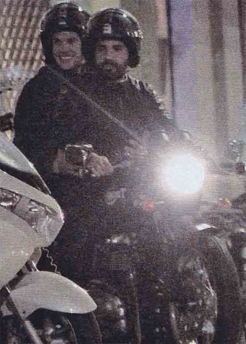 Roberto Bolle, baci appassionati con il suo compagno Antonio Spagnolo