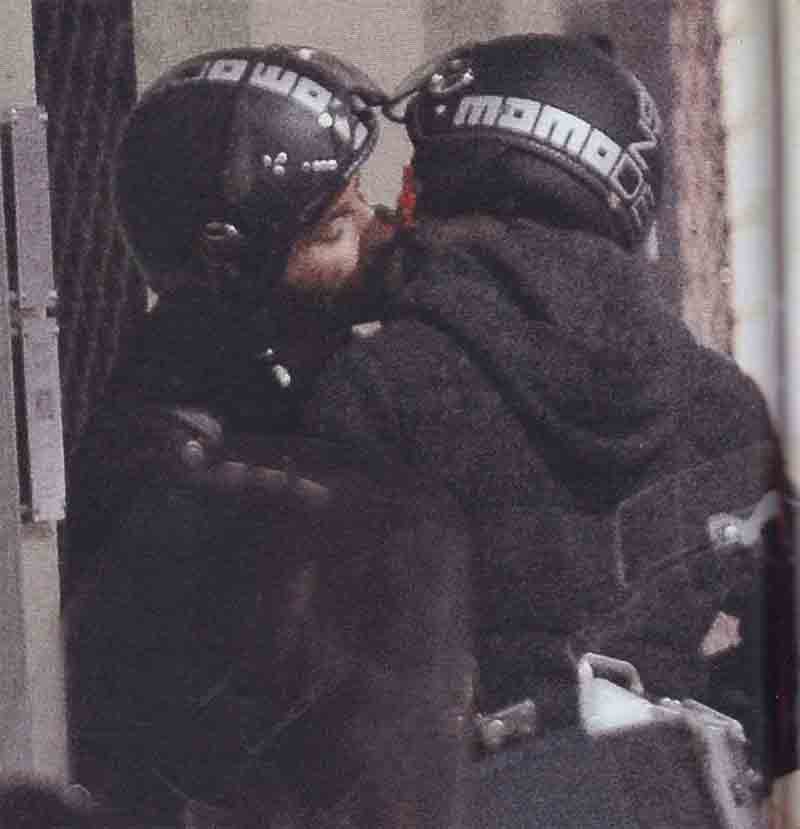 Roberto Bolle, baci appassionati con il suo compagno Antonio Spagnolo