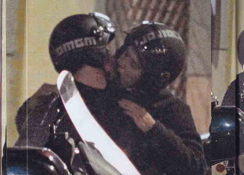 Roberto Bolle, baci appassionati con il suo compagno Antonio Spagnolo