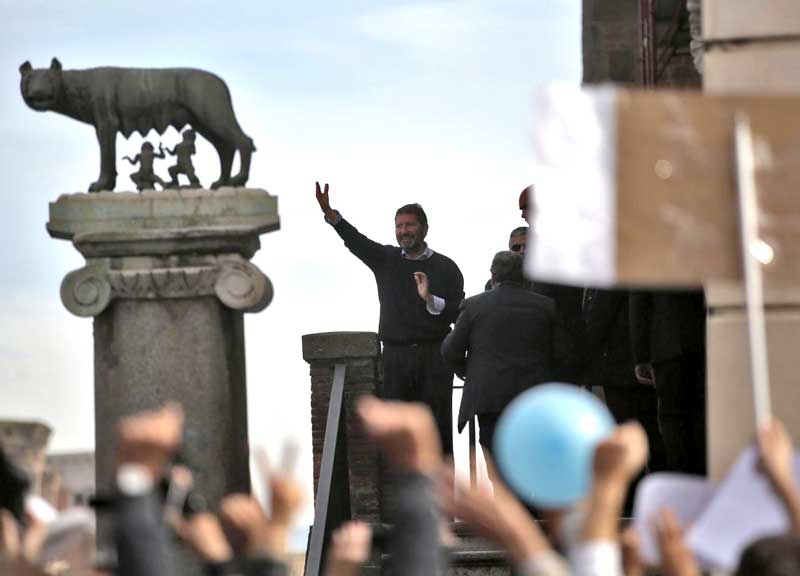 “Ritiro dimissioni è atto dovuto”. Marino sfida il ‘suo’ Pd. La ‘fedelissima’ Cattoi: “Lo sfiducino”