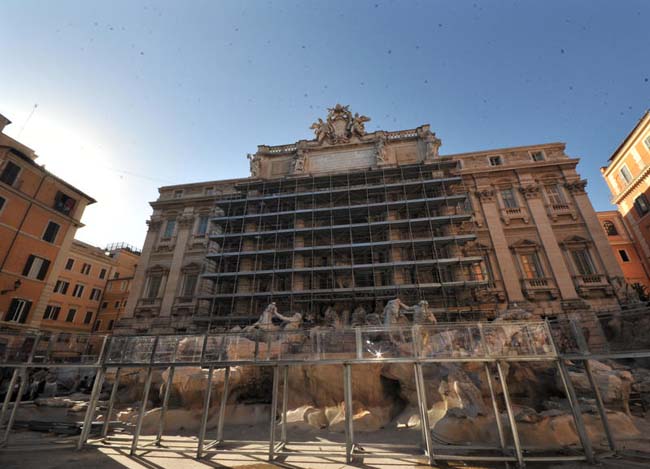 Magia a Fontana di Trevi. Torna a scorrere l’acqua Magia a Fontana di Trevi. Torna a scorrere l’acqua