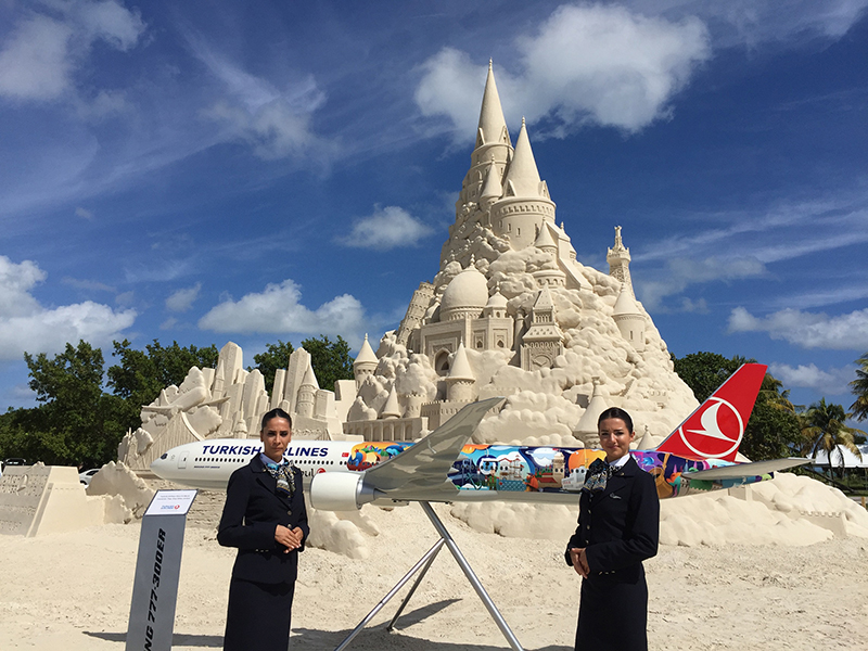 Miami, il castello di sabbia più alto del mondo. Foto e video Miami, il castello di sabbia più alto del mondo. Foto e video