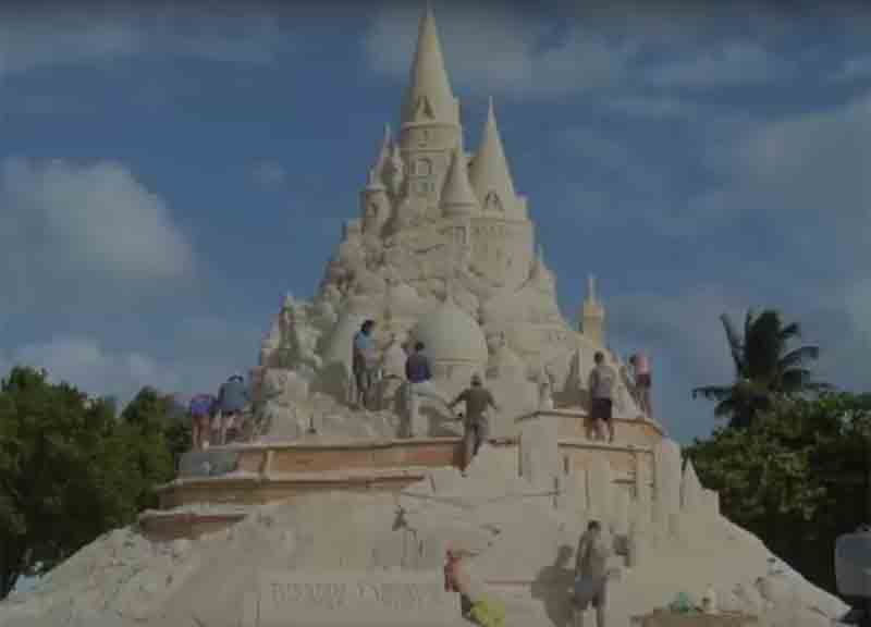 Miami, il castello di sabbia più alto del mondo. Foto e video Miami, il castello di sabbia più alto del mondo. Foto e video