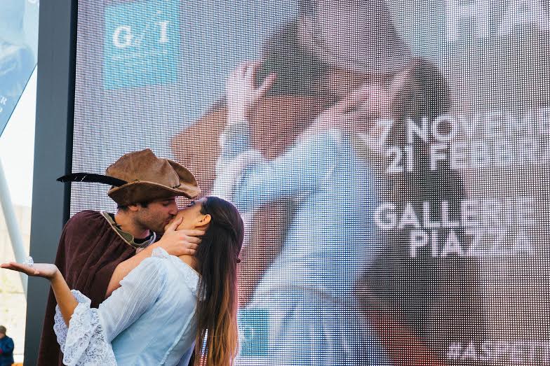 Expo, l’addio con un bacio davanti al quadro di Hayez. Foto Expo, l’addio con un bacio davanti al quadro di Hayez. Foto