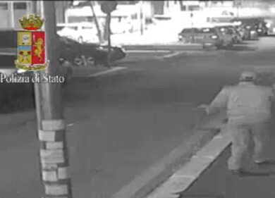 Accoltellata per un posto letto sul marciapiede: arrestato clochard