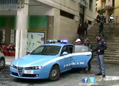 Violenza sessuale sul treno Roma-Velletri. La vittima fugge: catturato un clochard