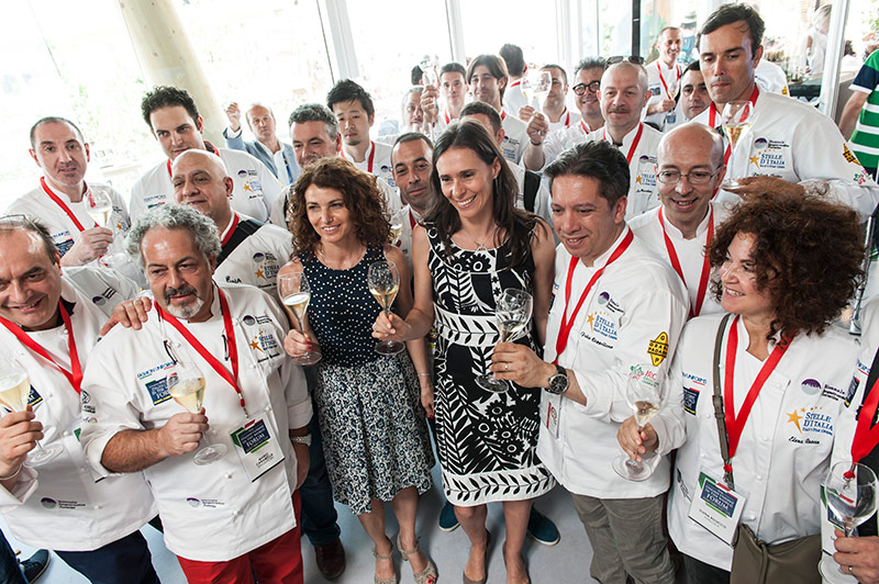 Ferrari brinda al successo di Expo 2015: sei mesi di bollicine Ferrari brinda al successo di Expo 2015: sei mesi di bollicine