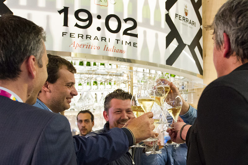 Ferrari brinda al successo di Expo 2015: sei mesi di bollicine Ferrari brinda al successo di Expo 2015: sei mesi di bollicine