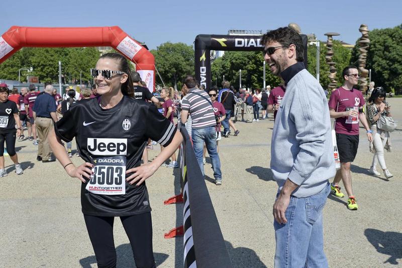 Emma cambia look. Addio ufficiale con Andrea Agnelli: “Sono single”