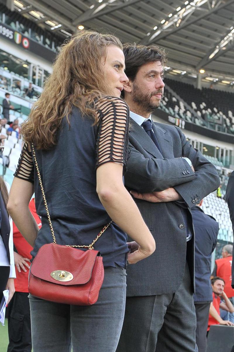 Emma cambia look. Addio ufficiale con Andrea Agnelli: “Sono single”