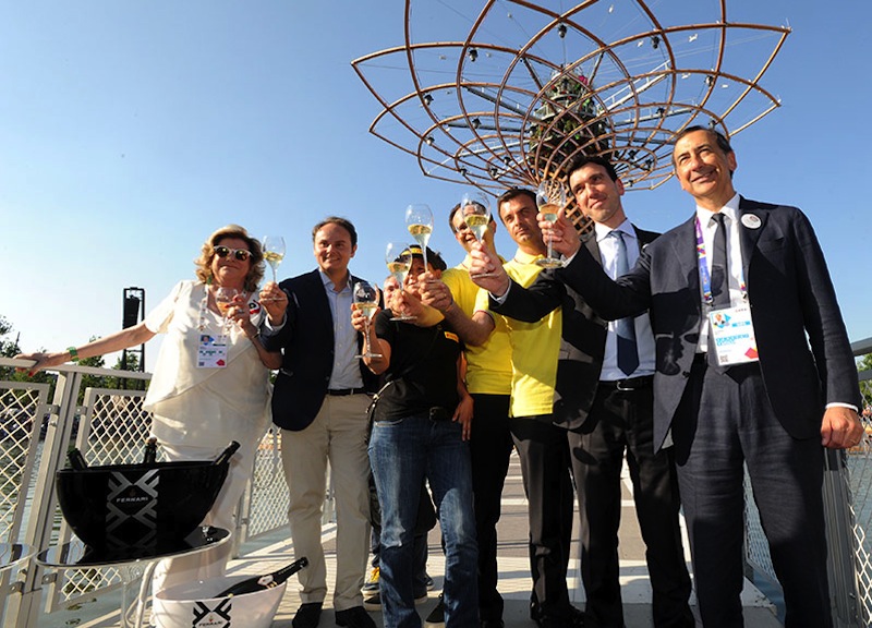 Ferrari brinda al successo di Expo 2015: sei mesi di bollicine Ferrari brinda al successo di Expo 2015: sei mesi di bollicine