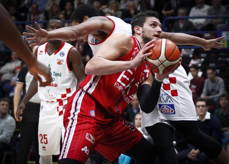 Barac e Hummel fermano Pistoia. L’Olimpia Milano raggiunge la vetta Barac e Hummel fermano Pistoia. L’Olimpia Milano raggiunge la vetta