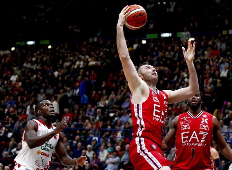 Barac e Hummel fermano Pistoia. L’Olimpia Milano raggiunge la vetta Barac e Hummel fermano Pistoia. L’Olimpia Milano raggiunge la vetta
