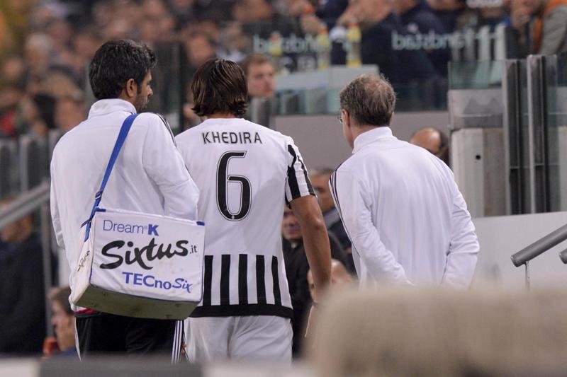 Juventus, sollievo per Khedira, nessuna lesione muscolare. Ma… Juventus, sollievo per Khedira, nessuna lesione muscolare. Ma…