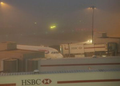 Nebbia fitta a Londra, cancellati molti voli a Heatrow