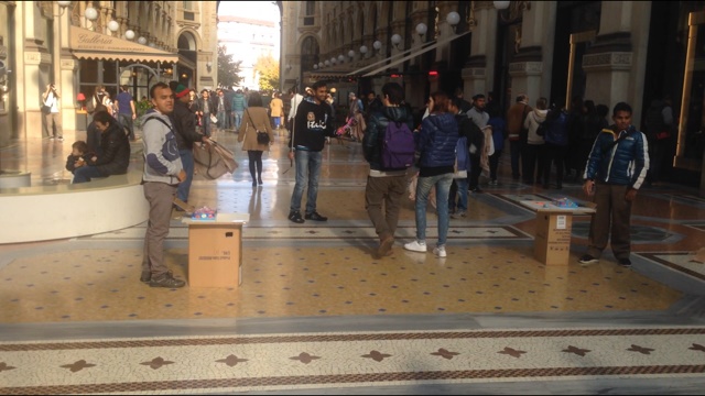 Sardone: “Galleria Vittorio Emanuele assediata da abusivi”. VIDEO Sardone: “Galleria Vittorio Emanuele assediata da abusivi”. VIDEO