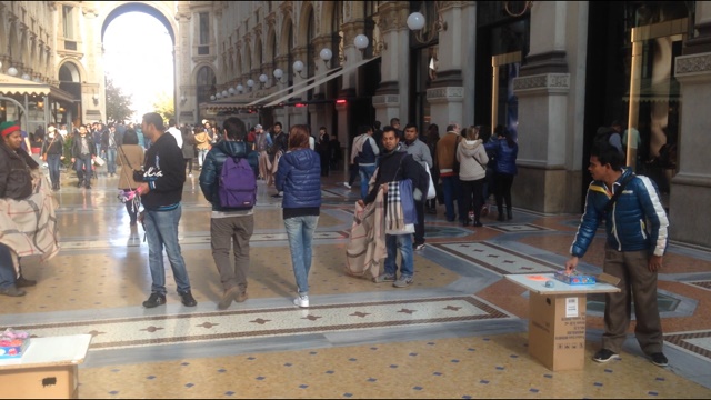 Sardone: “Galleria Vittorio Emanuele assediata da abusivi”. VIDEO Sardone: “Galleria Vittorio Emanuele assediata da abusivi”. VIDEO