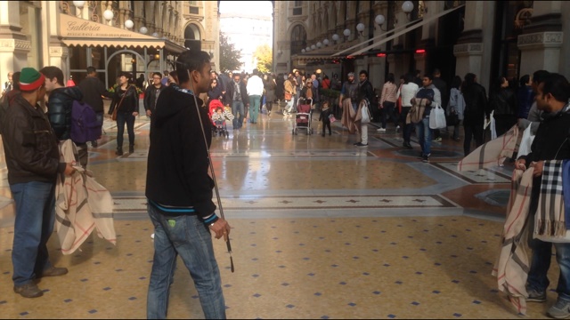 Sardone: “Galleria Vittorio Emanuele assediata da abusivi”. VIDEO Sardone: “Galleria Vittorio Emanuele assediata da abusivi”. VIDEO