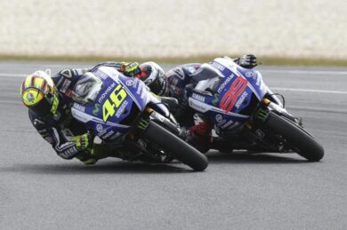 Jorge Lorenzo contro Valentino Rossi: la Yamaha bacchetta lo spagnolo