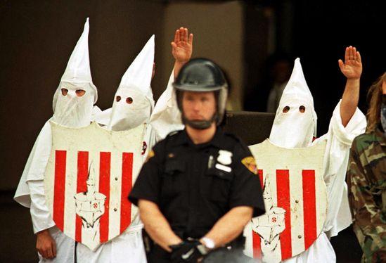 Anonymous rivela i nomi di 400 affiliati al Ku Klux Klan Anonymous rivela i nomi di 400 affiliati al Ku Klux Klan