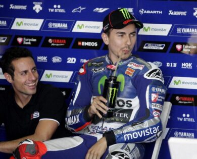 MotoGp, Jorge Lorenzo vola in pole. Valentino Rossi cade