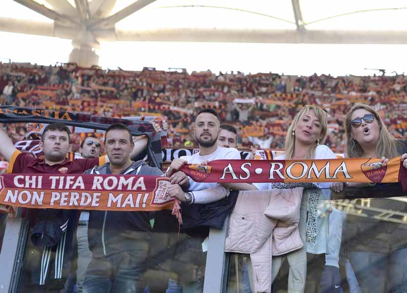 Gervinho è l’uomo del derby. Deserto in curva, la Roma balla Gervinho è l’uomo del derby. Deserto in curva, la Roma balla