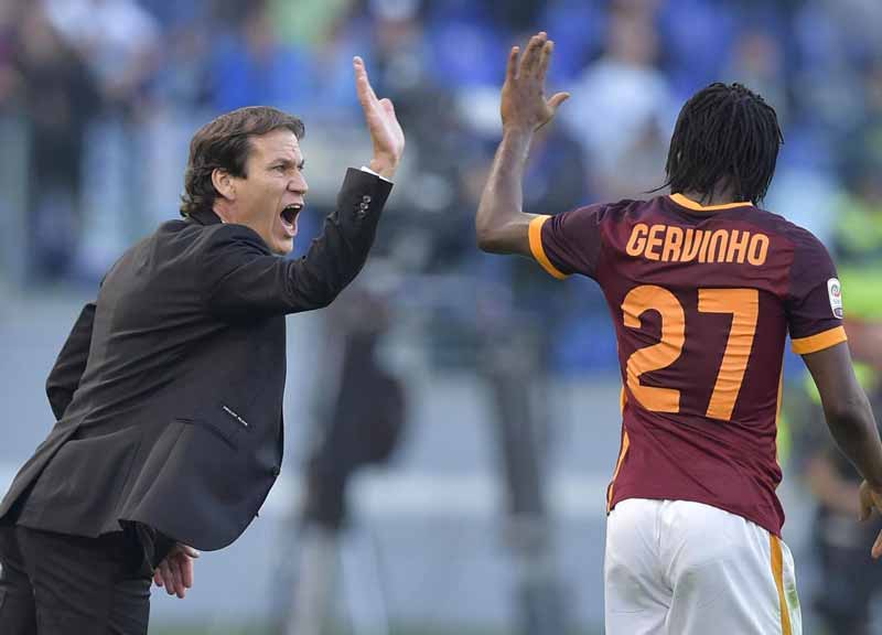 Gervinho è l’uomo del derby. Deserto in curva, la Roma balla Gervinho è l’uomo del derby. Deserto in curva, la Roma balla