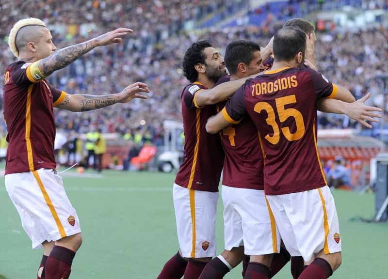 Gervinho è l’uomo del derby. Deserto in curva, la Roma balla Gervinho è l’uomo del derby. Deserto in curva, la Roma balla