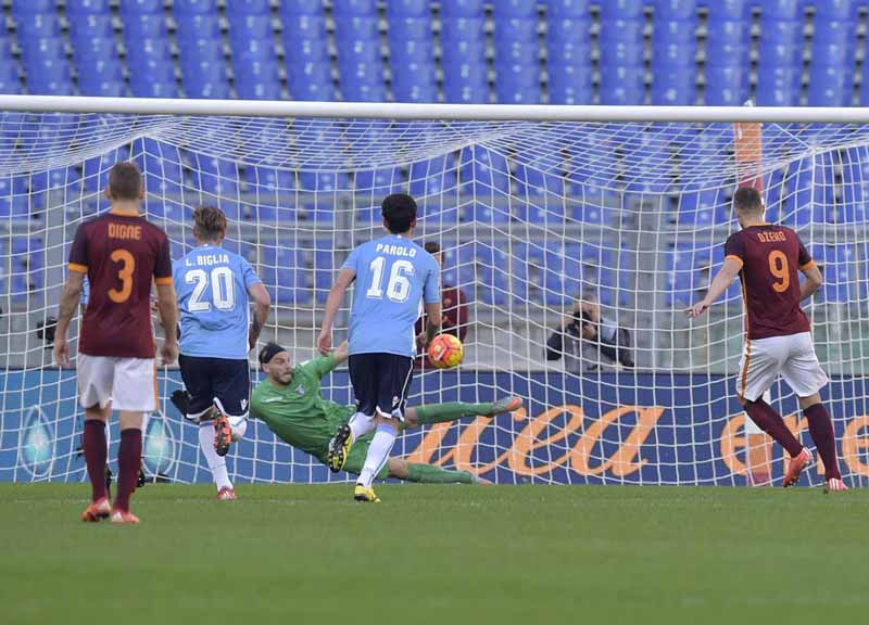 Gervinho è l’uomo del derby. Deserto in curva, la Roma balla Gervinho è l’uomo del derby. Deserto in curva, la Roma balla