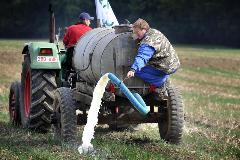 Latte, continua l’assedio dei trattori. “Lactalis? Ricatta i produttori” Latte, continua l’assedio dei trattori. “Lactalis? Ricatta i produttori”