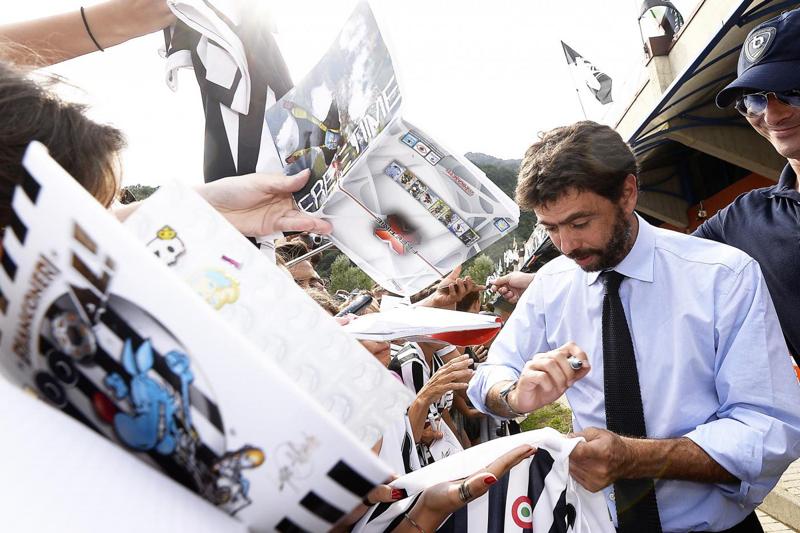 Andrea Agnelli e Deniz Akalin, ecco il primo bacio Andrea Agnelli e Deniz Akalin, ecco il primo bacio