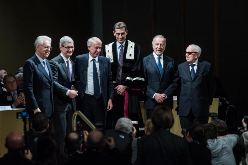 Tim Cook, Ceo di Apple, in Bocconi: “Ambiente nell’agenda delle aziende” Tim Cook, Ceo di Apple, in Bocconi: “Ambiente nell’agenda delle aziende”